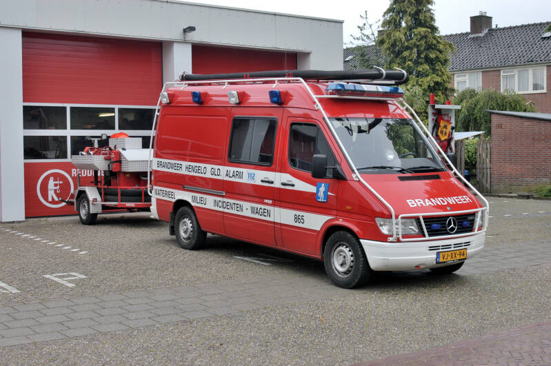 Kenteken: VJ-XX-94 Roepnummer: 865 Type voertuig: PM8 / SL Merk &amp; Type: Mercedes Benz 312FD35[Sprinter] Opbouw: Mucar Bouwjaar: 1996 In dienst: 1996 Uit dienst: 2009. Opmerkingen: Ombouw naar GM3-TD voor alle posten Brandweer Bronckhorst. 