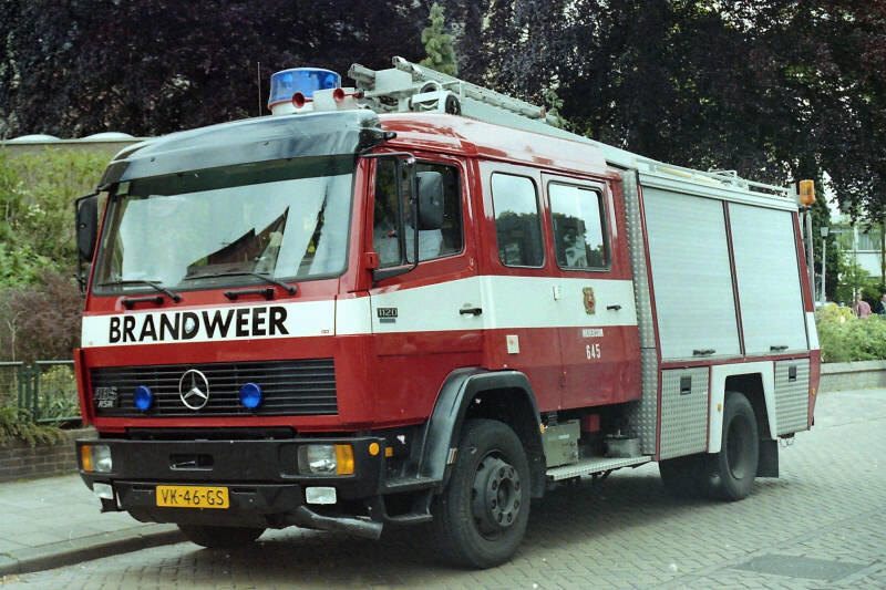 Kenteken: VK-46-GS Roepnummer: 645 Type voertuig: TS7 LD3000 HD250 T1500 Merk &amp; Type: Mercedes Benz 1120F36[Ecol] Opbouw: Doeschot-Rosenbauer Bouwjaar: 1991 In dienst: 1991 Uit dienst: 2007. Naar: Duitsland Opm. Sinds 2005 uitsluitend bestemd voor oefenen