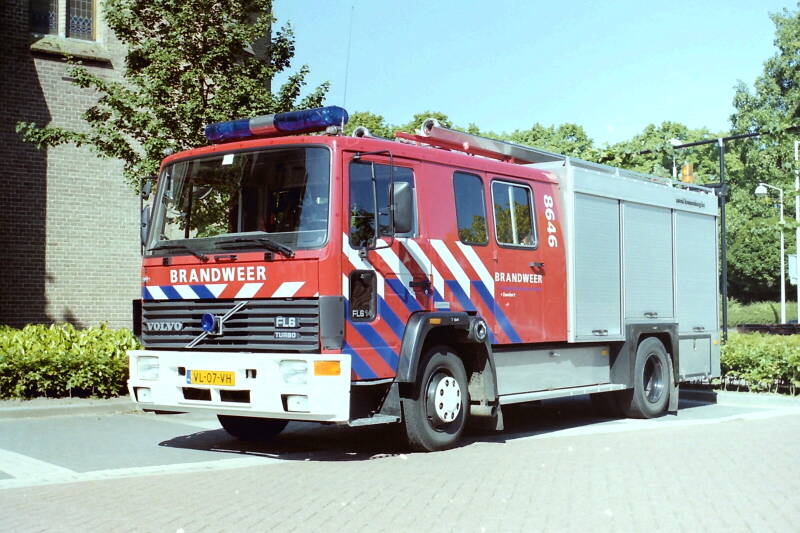 Kenteken: VL-07-VH Roepnummer: 6833 Type voertuig: TS9 MD/LD3000 T2000 Merk &amp; Type: Volvo FL614-37 Opbouw: Saval-Kronenburg Bouwjaar: 1991 In dienst: 2009 Uit dienst: 2015. Geëxporteerd naar: Argentinië (Villa Nueva)
