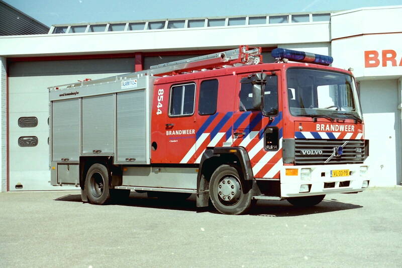 Kenteken: VL-33-PB Roepnummer: 647 > 8544 Type voertuig: TS8 LD3000 HD240 T1500 Merk &amp; Type: Volvo FL614-37 Opbouw: Saval-Kronenburg Bouwjaar: 1991 In dienst: 1991 Uit dienst: 2010. Geëxporteerd naar: Argentinië (Orán)