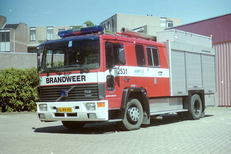Roepnummer: 2531 > 2737 Kenteken: VL-44-HR Type voertuig: TS8 LD3000 HD240 T1500 Merk &amp; Type: Volvo FL614/37 Opbouw: Saval-Kronenburg Bouwjaar: 1991 In dienst: 1991 Uit dienst: 200. (2012Opmerkingen: In 200. naar korps Fijnaart.). 
