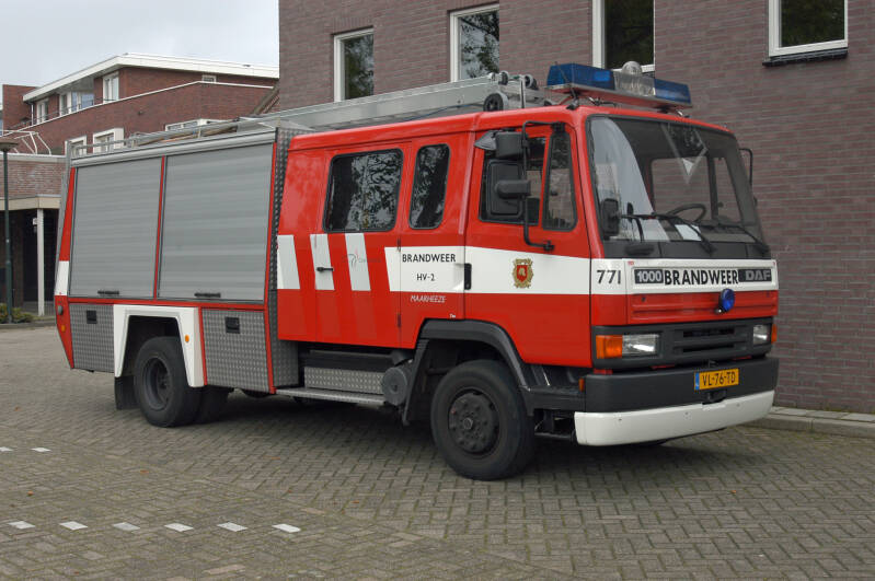 Kenteken: VL-76-TD Roepnummer: 652 > 81-771 Type voertuig: HV-2 / PM6 Merk &amp; Type: DAF FF1000CT365 Opbouw: Doeschot-Rosenbauer Bouwjaar: 1991 In dienst: 1991 Uit dienst: 2009.Opmerkingen: Overgedragen aan de BOGO