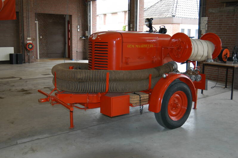 Kenteken: VL-76-TD Roepnummer: 652 > 81-771 Type voertuig: HV-2 / PM6 Merk &amp; Type: DAF FF1000CT365 Opbouw: Doeschot-Rosenbauer Bouwjaar: 1991 In dienst: 1991 Uit dienst: 2009.Opmerkingen: Overgedragen aan de BOGO 