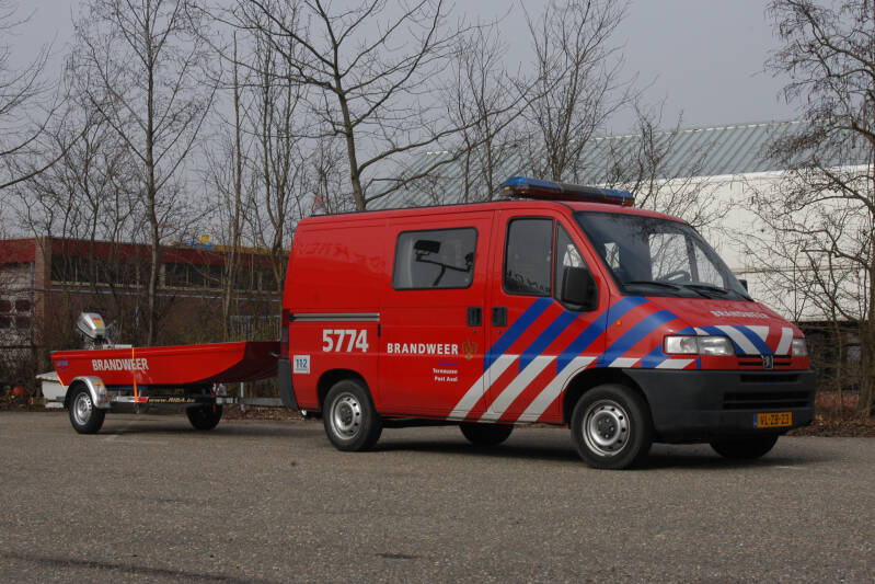 Kenteken: VL-ZB-23 Roepnummer: 5774 > 5615  Type voertuig: PM6 Merk &amp; Type: Peugeot Boxer 1.9D Opbouw: Bouwjaar: 1996 In dienst: 2001 Uit dienst: 2008 Geëxporteerd naar: België (Zoersel) Opmerkingen: Overgenomen van de Gemeentewerken.