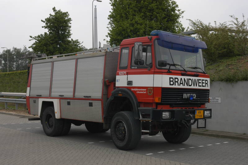 Kenteken: VN-77-RK Roepnummer: 92-571 > B7 Type voertuig: HV-1 Merk &amp; Type: Iveco 170.23AHW (4x4) Opbouw: Doeschot-Rosenbauer Bouwjaar: 1991 In dienst: 1991 Uit dienst: 2004 Standplaats: Geleen