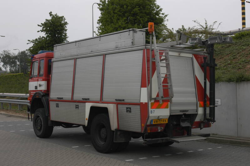 Kenteken: VN-77-RK Roepnummer: 92-571 > B7 Type voertuig: HV-1 Merk &amp; Type: Iveco 170.23AHW (4x4) Opbouw: Doeschot-Rosenbauer Bouwjaar: 1991 In dienst: 1991 Uit dienst: 2004 Standplaats: Geleen
