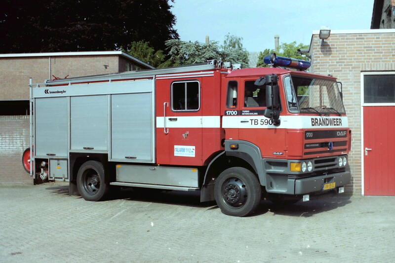 Kenteken: VR-15-SL Roepnummer: 590 Type voertuig: TS8 LD3000 HD240 T2000/150 Merk &amp; Type: DAF FF1700NS365 Opbouw: Kronenburg Bouwjaar: 1992 In dienst: 1992 Uit dienst: 2007 Opmerkingen: Verkocht aan bedrijfsbrandweer DSM-Waalwijk.