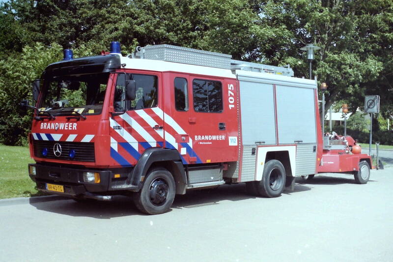 Kenteken: VR-43-TG Roepnummer: 886 > 1076 Type voertuig: HV-2 / PM8 Merk &amp; Type: Mercedes Benz 914F31[Ecol] Opbouw: Doeschot Bouwjaar: 1992 In dienst: 1992 Uit dienst: 2013