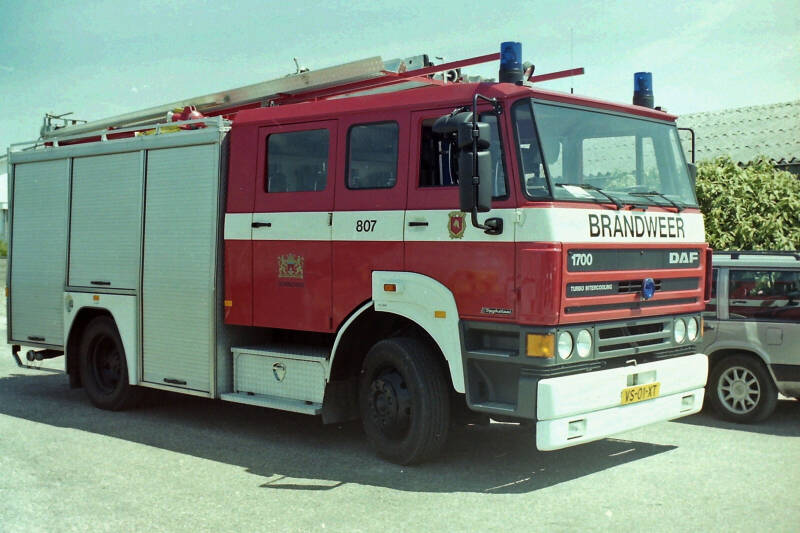 Kenteken: VS-01-XT Roepnummer: 18-807  Type voertuig: TS9 LD2800 HD240 T2200 Merk &amp; Type: DAF FF1700NS365 Opbouw: Spijkstaal-Magirus Bouwjaar: 1992 In dienst: 1992 Uit dienst: 2009.Geëxporteerd naar: Turkije (Dedeçam) 