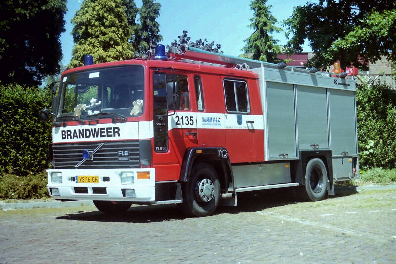 Kenteken: VS-16-GH Roepnummer: 735 > 2135 Type voertuig: TS9 LD3000 HD240 T1500 Merk &amp; Type: Volvo FL614-37 Opbouw: Kronenburg Bouwjaar: 1993 In dienst: 1993 Uit dienst: 2008.Opmerkingen: Naar Uruguay (Montevideo) 