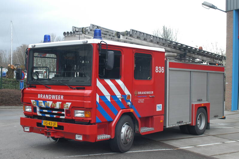 Kenteken: VS-43-JF Roepnummer: 66-836 Type voertuig: TS6 LD3000 HD240 T2000 Merk &amp; Type: Dennis Rapier F88 Opbouw: Kronenburg Bouwjaar: 1992 In dienst: 2005 Uit dienst: 2011. Opmerkingen: Overgenomen van brandweer Leidschendam-Voorburg.