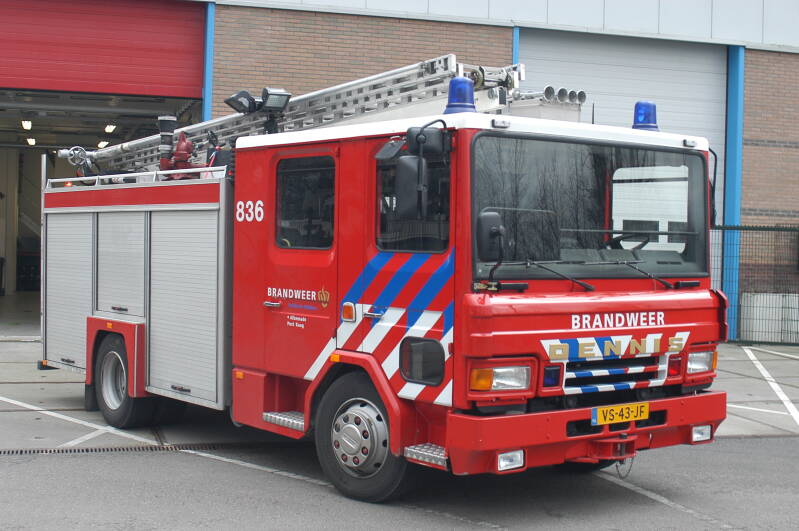 Kenteken: VS-43-JF Roepnummer: 66-836 Type voertuig: TS6 LD3000 HD240 T2000 Merk &amp; Type: Dennis Rapier F88 Opbouw: Kronenburg Bouwjaar: 1992 In dienst: 2005 Uit dienst: 2011. Opmerkingen: Overgenomen van brandweer Leidschendam-Voorburg.