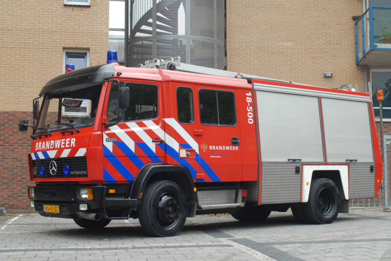 Kenteken: VS-43-ZS Roepnummer: 18-500 Type voertuig: TS9 LD3000 HD250 T1500 Merk &amp; Type: Mercedes Benz 1120F36[Ecol] Opbouw: Doeschot-Rosenbauer Bouwjaar: 1993 In dienst: 1993 Uit dienst: 2009 