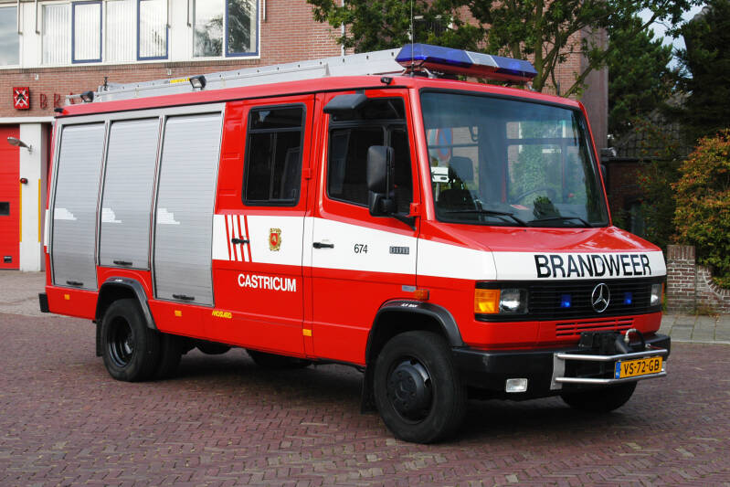 Kenteken: VS-72-GB Roepnummer: 674 Type voertuig: HV-2 / PM6 Merk &amp; Type: Mercedes Benz 811FD37[Ecov] Opbouw: Mostard Bouwjaar: 1992 In dienst: 1992 Uit dienst: 2006.  Opmerkingen: Verkocht aan Messe Düsseldorf..