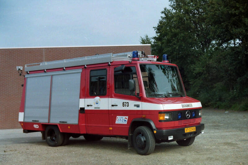 Kenteken: VT-22-KB Roepnummer: 673 Type voertuig: HV-2 / PM7 Merk &amp; Type: Mercedes Benz 811FD37[Ecov] Opbouw: Doeschot-Rosenbauer Bouwjaar: 1993 In dienst: 1993 Uit dienst: 2007