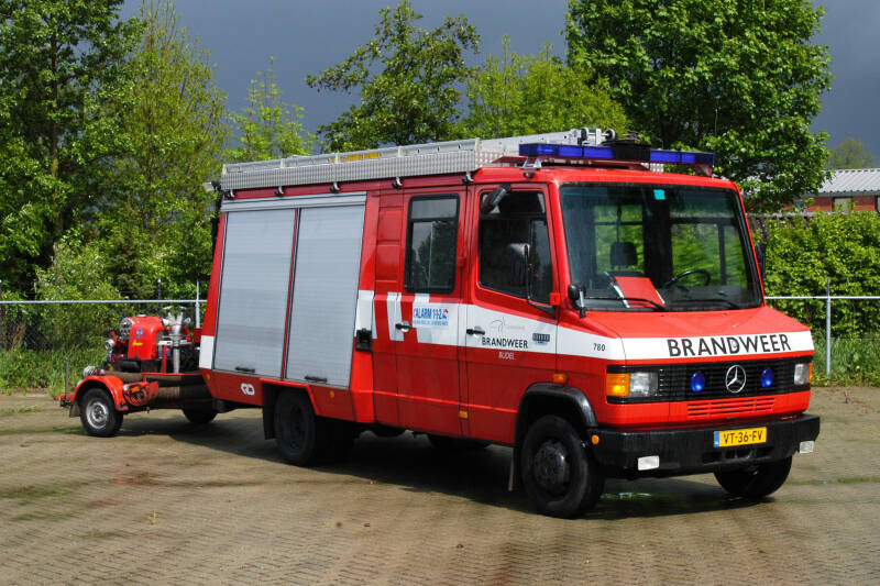 Kenteken: VT-36-FV Roepnummer: 81-681 > 22-1781 Type voertuig: GM9 Merk &amp; Type: Mercedes Benz 811FD37[Ecov] Opbouw: Doeschot-Rosenbauer Bouwjaar: 1992 In dienst: 1992 Uit dienst: 2017