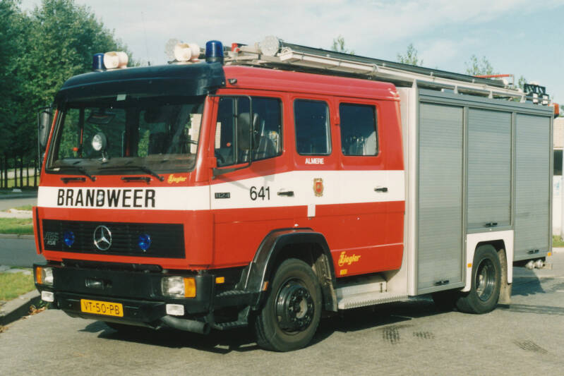 Kenteken: VT-50-PB Roepnummer: 96-641 > 25-646 Type voertuig: TS7 LD2800 HD260 T1500 Merk &amp; Type: Mercedes Benz 1124F36[Ecol] Opbouw: Ziegler Brandweertechniek Bouwjaar: 1992 In dienst: 1992 Uit dienst: 2012 Standplaats: Almere-Haven Naar: Argentinie