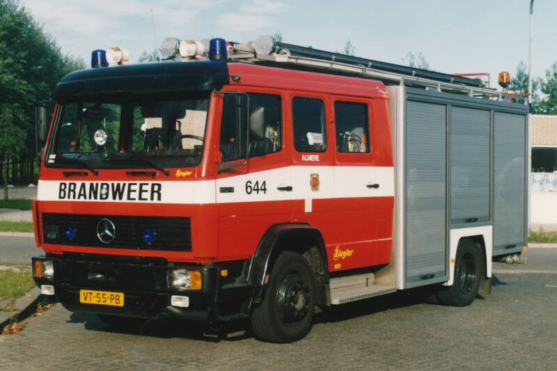 Kenteken: VT-55-PB Roepnummer: 96-644 > 96-644 Type voertuig: TS7 LD2800 HD260 T1500 Merk &amp; Type: Mercedes Benz 1124F36[Ecol] Opbouw: Ziegler Brandweertechniek Bouwjaar: 1992 In dienst: 1992 Uit dienst: 2004 Standplaats: Almere-Buiten