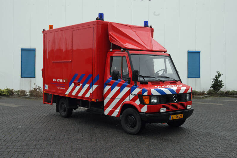 Kenteken: VT-96-ZY Type voertuig: PM. Merk &amp; Type: Mercedes Benz 310FD33 Opbouw: Veth Bouwjaar: 1993 In dienst: 1993. Standplaats: Logistiek Centrum Zoetermeer.  Opmerkingen: In 2001 uitgeleend aan brandweer Den Haag