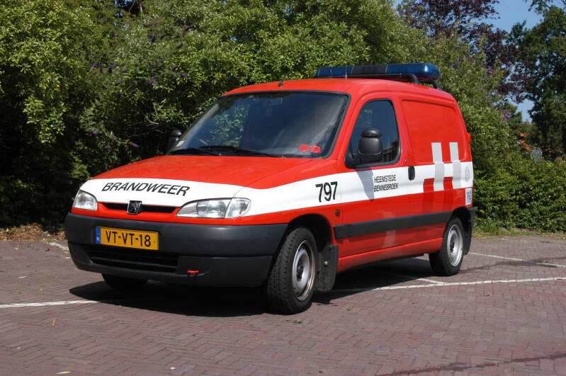 Kenteken: VT-VT-18 Roepnummer: 54-797 Type voertuig: DA-BD Merk &amp; Type: Peugeot Partner 190C 1.9D Opbouw: Bouwjaar: 1997 In dienst: 1999 Uit dienst: 2010.  Opmerkingen: Samengebruik met Bennebroek.