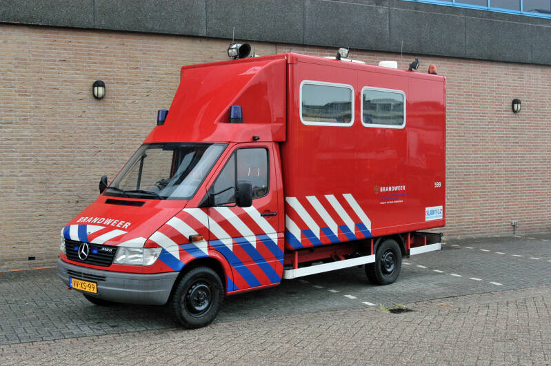 Kenteken: VV-XS-99 Roepnummer: 599 &gt; 40-599 &gt; 06-9892 Type voertuig: VC-2 Merk &amp; Type: Mercedes Benz 312D35[Sprinter] Opbouw: KPN Bouwjaar: 1998 In dienst: 1998 Uit dienst: 2014.  Opmerkingen: Regionaal BiZa voertuig.