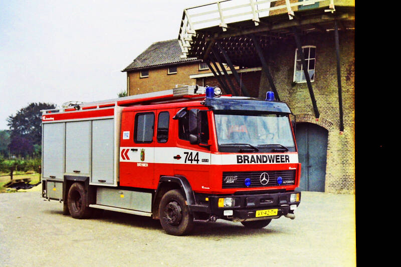 Kenteken: VX-42-TH Roepnummer: 744 Type voertuig: TS9 LD3000 HD240 T1500 Merk &amp; Type: Mercedes Benz 1124F36[Ecol] Opbouw: Saval-Kronenburg Bouwjaar: 1993 In dienst: 1993 Uit dienst: 2006