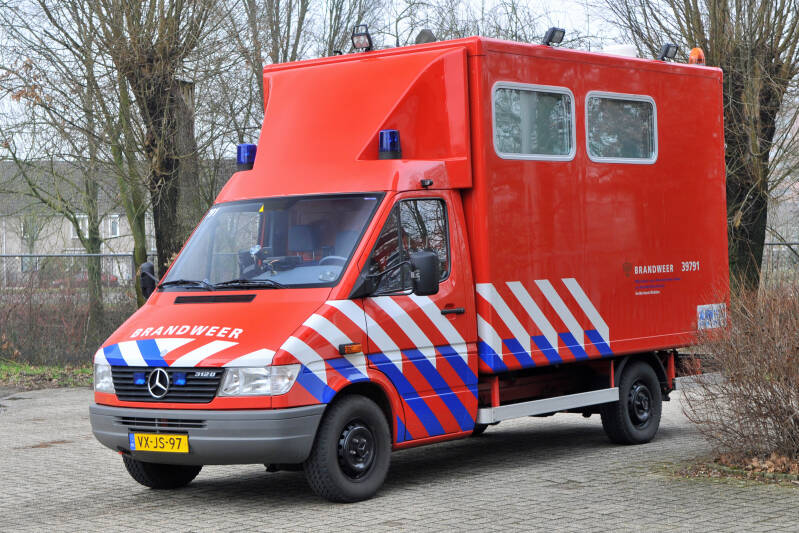 Kenteken: VX-JS-97 Roepnummer: 39-791 > 07-9198 Type voertuig: VC-2 Merk &amp; Type: Mercedes Benz 312D35[Sprinter] Opbouw: KPN Bouwjaar: 1998 In dienst: 1998. Regionaal BiZa voertuig