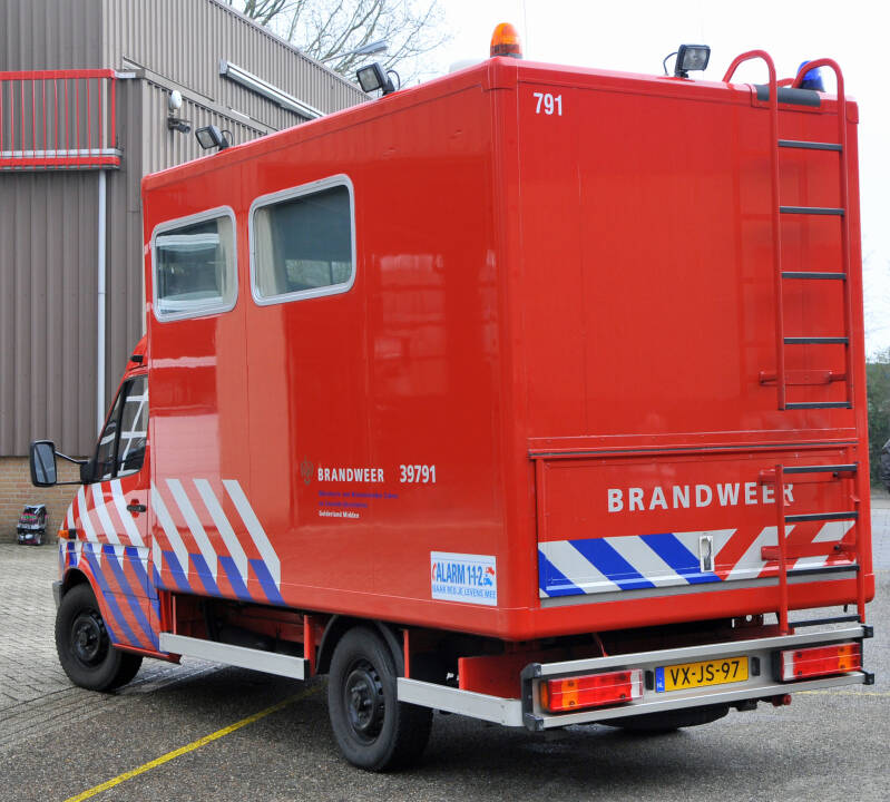 Kenteken: VX-JS-97 Roepnummer: 39-791 > 07-9198 Type voertuig: VC-2 Merk &amp; Type: Mercedes Benz 312D35[Sprinter] Opbouw: KPN Bouwjaar: 1998 In dienst: 1998. Regionaal BiZa voertuig