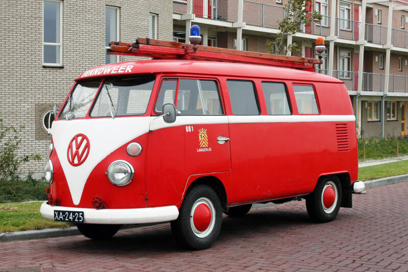 Kenteken: XA-24-25 Roepnummer: 681 Type voertuig: PM8 Merk &amp; Type: Volkswagen Transporter T1-Combi Opbouw: Bouwjaar: 1966 In dienst: 1966 Uit dienst: 1991 Standplaats: Noord Scharwoude. Opmerrkingen: Particulier bezit.