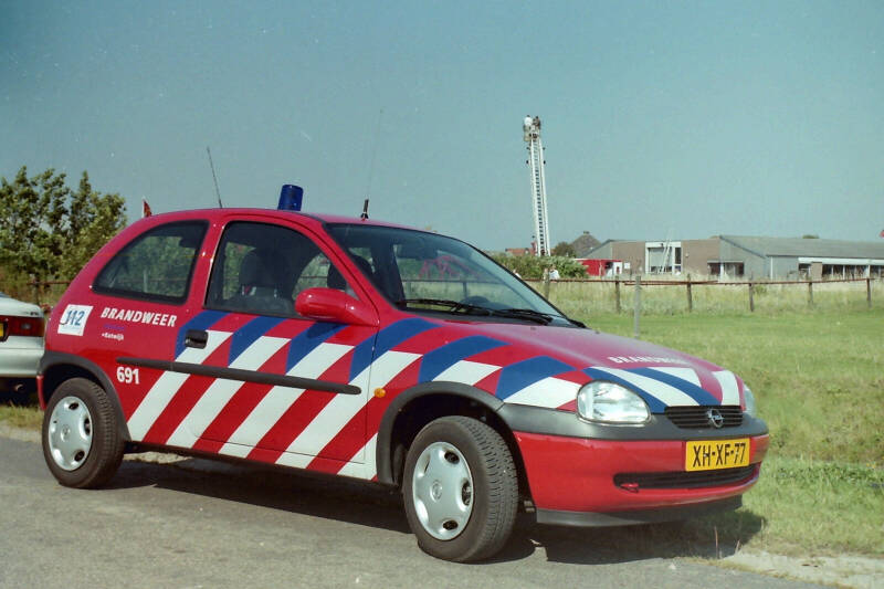 Kenteken: XH-XF-77 Roepnummer: 691 Type voertuig: DA-PR Merk &amp; Type: Opel Corsa 1,0XE Opbouw: Bouwjaar: 1999 In dienst: 1999 Uit dienst: 2006.