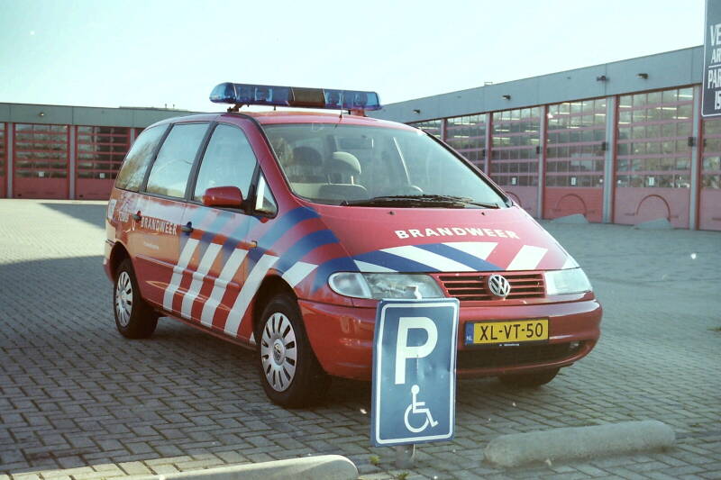 Kenteken: XL-VT-50 Roepnummer: 093 > 72-089 Type voertuig: DA-CO Merk &amp; Type: Volkswagen Sharan Opbouw: Bouwjaar: 1999 In dienst: 1999 Uit dienst: 2003 Standplaats: den Haag - Loosduinen. 