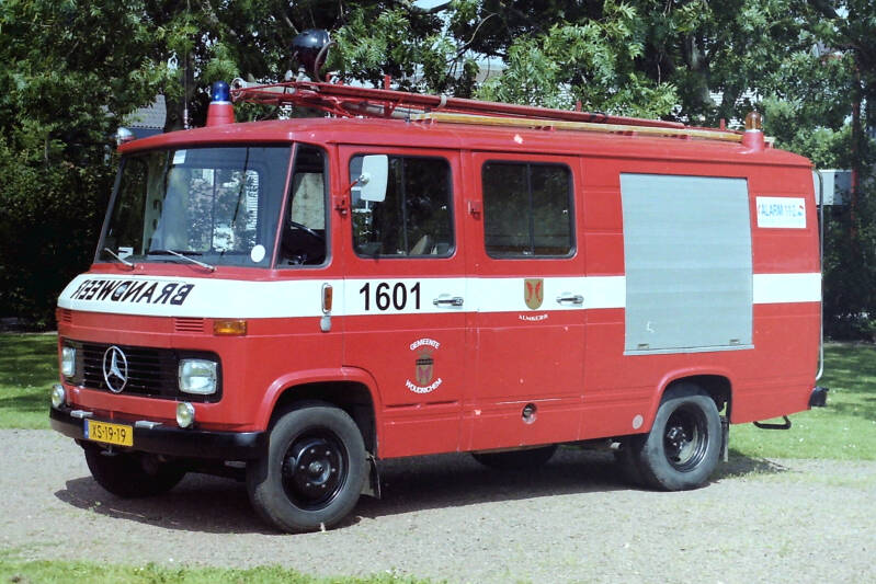 Kenteken: XS-19-19 Roepnummer: 801 > 1601 Type voertuig: PM7 Merk &amp; Type: Mercedes Benz LF408G29 Opbouw: Bikkers Bouwjaar: 1968 In dienst: 1968 Uit dienst: 2007 Standplaats: Almkerk