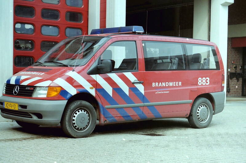 Kenteken: XZ-FV-01 Roepnummer: 883 Type voertuig: DB8 Merk &amp; Type: Mercedes Benz 108CDI30[Vito] Opbouw: Bouwjaar: 1999 In dienst: 1999 Uit dienst: 2009