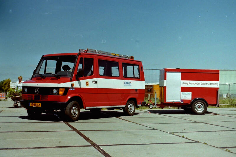 Kenteken: YT-68-SY Roepnummer: 3092 Type voertuig: PM9 Merk &amp; Type: Mercedes Benz 208FD30 Opbouw: C&amp;C Bouwjaar: 1990 In dienst: 2001 Uit dienst: 2009. Opmerkingen: Overgenomen van brandweer Breda.