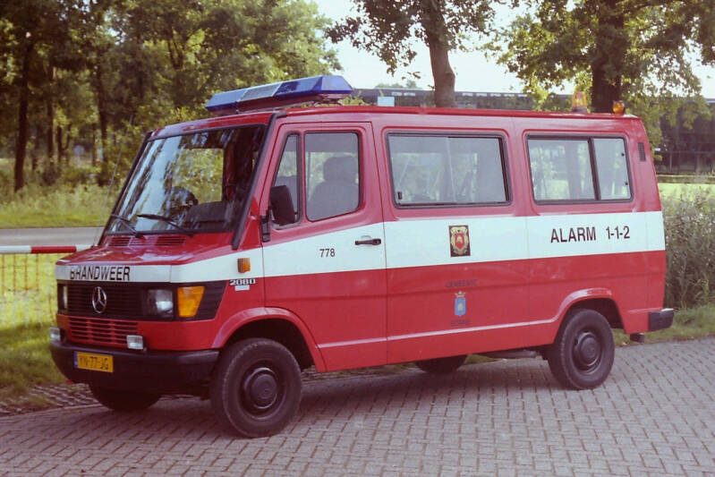 Kenteken: YN-77-JG Roepnummer: 778 > 1321 Type voertuig: DB9 Merk &amp; Type: Mercedes Benz 208FD30 combi Opbouw: Bouwjaar: 1990 In dienst: 1990 Uit dienst: 2004 Standplaats: Borne