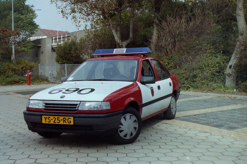 Kenteken: YS-25-RG Roepnummer: 690 Type voertuig: DA-OD Merk &amp; Type: Opel Vectra 1,6i-Sedan Opbouw: Bouwjaar: 1990 In dienst: 1990 Uit dienst: 1996