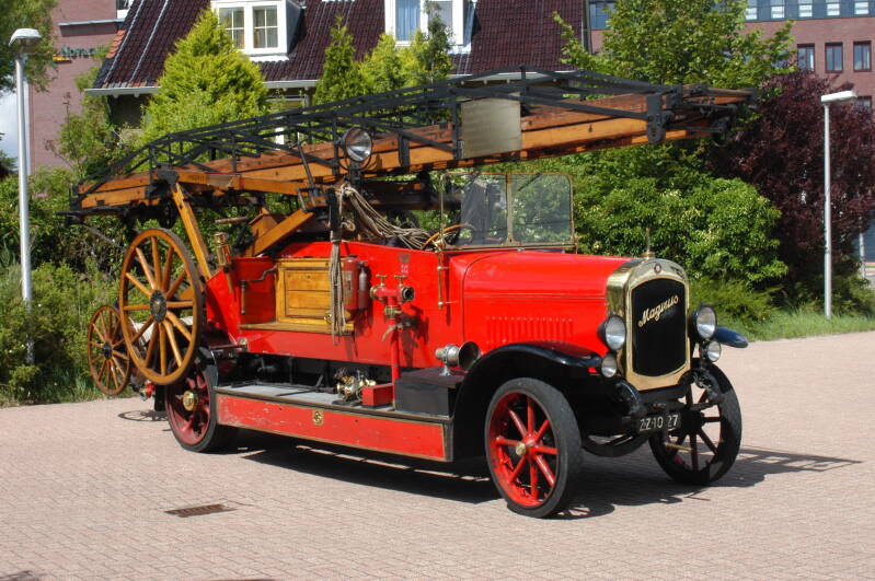 Kenteken: GZ-59441 > ZZ-10-27 Roepnummer: AS2 Type voertuig: AS6 LD2000 [WL-18] Merk &amp; Type: Magirus 3G1S Opbouw: Geesink-Magirus Bouwjaar: 1921 In dienst: 1926 Uit dienst: 1957