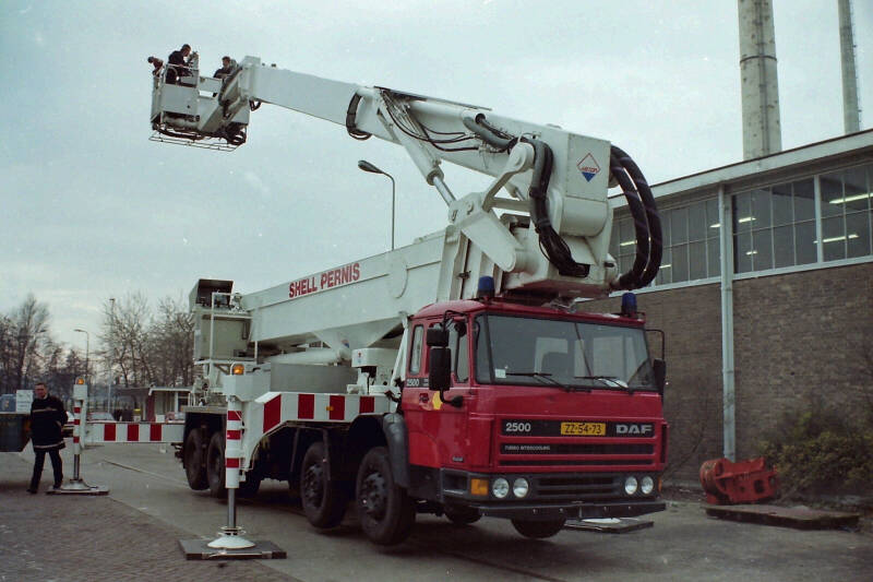 Kenteken: ZZ-54-73 Roepnummer: BW02 > BW03 Type voertuig: HW-55 Merk &amp; Type: DAF FFD2525DHS575(8x2) Opbouw: Hilton Bouwjaar: 1991 In dienst: 1991 Uit dienst: 1999 Standplaats: Pernis