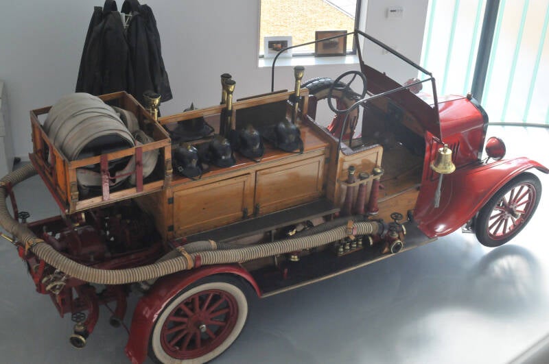 Kenteken: B-12218 Roepnummer: Type voertuig: AS6 LD800 Merk &amp; Type: Ford-T Opbouw: van Bergen Bouwjaar: 1924 In dienst: 1924 Uit dienst: 1947