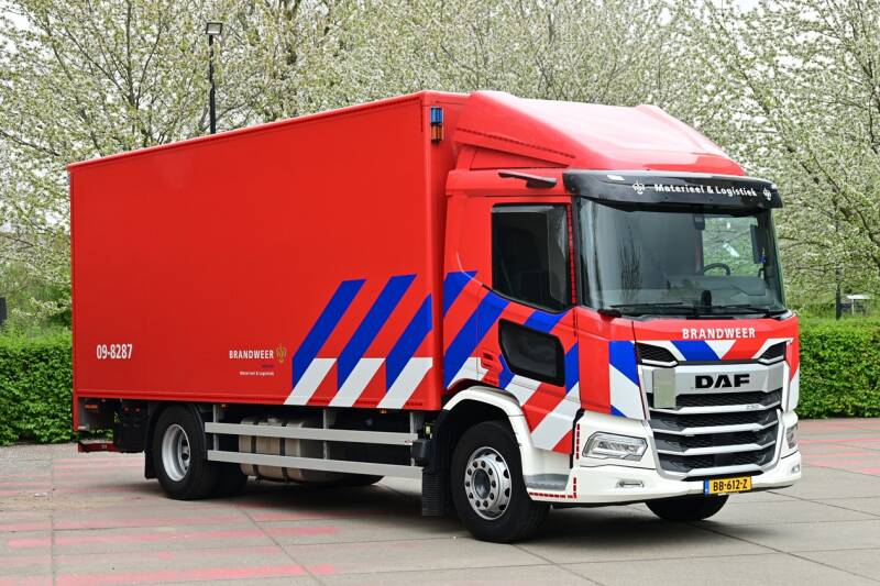 Kenteken: BB-612-Z Roepnummer: 09-8287 Type voertuig: VW-LO Merk &amp; Type: DAF XD290FA510 Opbouw: Jos Mulder-Visser-Dhollandia Bouwjaar: 2025 In dienst: 2026 Uit dienst: Standplaats:  Leidsche Rijn