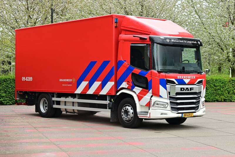 Kenteken: BB-615-Z Roepnummer: 09-8289 Type voertuig: VW-LO Merk &amp; Type: DAF XD290FA510 Opbouw: Jos Mulder-Visser-Dhollandia Bouwjaar: 2025 In dienst: 2026 Uit dienst:  Regionaal inzetbaar.