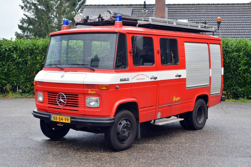 Kenteken: BB-84-VR Roepnummer: Type voertuig: TS. LD…. HD…. T800 Merk &amp; Type: Mercedes Benz L608D35 Opbouw: Ziegler Brandweertechniek Bouwjaar: 1981 In dienst: 2002 Uit dienst: 200.. In bezit van HBVV Hoogezand-Sappemeer