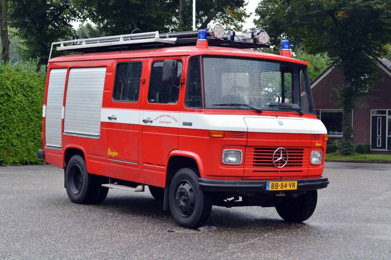 Kenteken: BB-84-VR Roepnummer: Type voertuig: TS. LD…. HD…. T800 Merk &amp; Type: Mercedes Benz L608D35 Opbouw: Ziegler Brandweertechniek Bouwjaar: 1981 In dienst: 2002 Uit dienst: 200.. In bezit van HBVV Hoogezand-Sappemeer