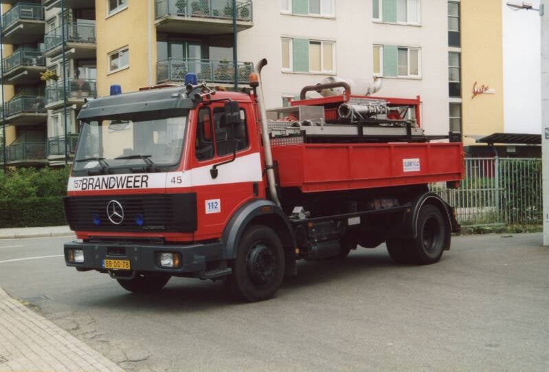 Kenteken: BB-DD-78 Roepnummer: 757 Type voertuig: HA Merk &amp; Type: Mercedes Benz 1820F42 Opbouw: Leebur Bouwjaar: 1993 In dienst: 1993 Uit dienst: 2010