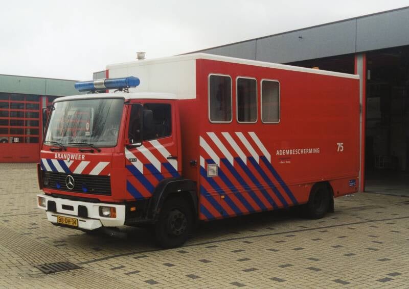 Kenteken: BB-DH-34 Roepnummer: AB3 > 75 Type voertuig: AB Merk &amp; Type: Mercedes Benz 1117F42[Ecol] Opbouw: Heering Bouwjaar: 1994 In dienst: 1994 Uit dienst: 2000