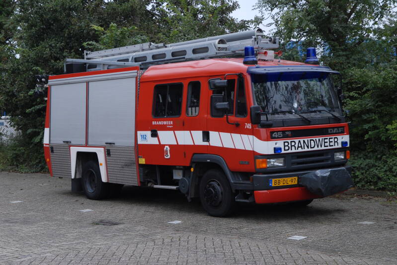Kenteken: BB-DL-97 Roepnummer: 745 Type voertuig: TS9 LD3000 HD250 T1500 Merk &amp; Type: DAF FF45.180CE365 Opbouw: Rosenbauer Bouwjaar: 1994 In dienst: 1994 Uit dienst: 2009. Naar Regionaal Opleidingscentrum (ROC) te Tilburg.