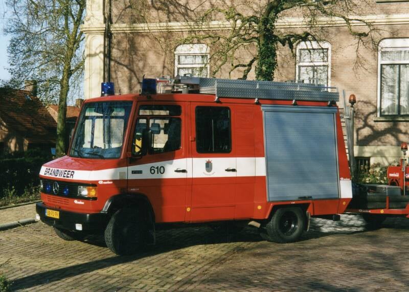 Kenteken: BB-FS-79 Roepnummer: 610 > 672 > 08-8181 Type voertuig: PM10 Merk &amp; Type: Mercedes Benz 711FD31[Ecov] Opbouw: Doeschot-Rosenbauer Bouwjaar: 1994 In dienst: 1994 Uit dienst: