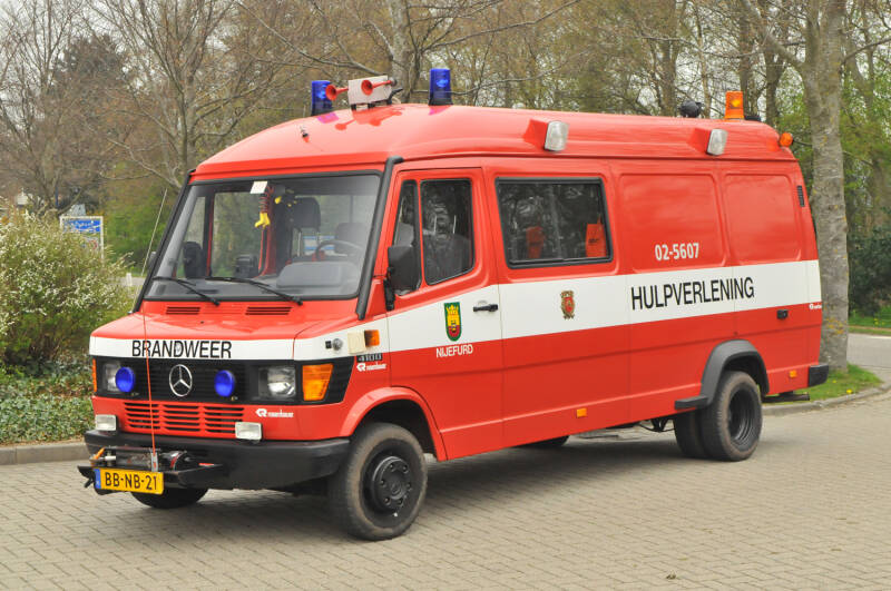 Kenteken: BB-NB-21 Roepnummer: 664 > 02-5607 Type voertuig: GM6 Merk &amp; Type: Mercedes Benz 410D37[Ecov] Opbouw: Rosenbauer Bouwjaar: 1995 In dienst: 1995 Uit dienst: 2019