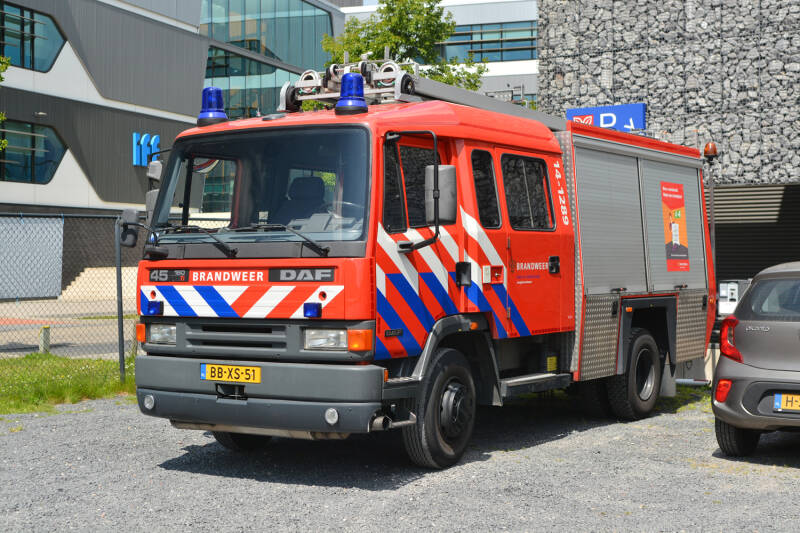 Kenteken: BB-XS-51 Roepnummer: 14-1289 Type voertuig: TS6 LD3000 HD250 T1300 Merk &amp; Type: DAF FF45.160-11CE325 Opbouw: Rosenbauer Nederland Bouwjaar: 1995 In dienst: 2018 Uit dienst:..Voormalige regionale reserve , ex Huizen  tbv de jeugdbrandweer Bussum