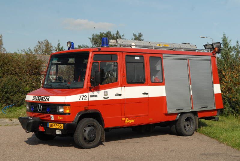 Kenteken: BB-ZZ-55 Roepnummer: 772 > 10-5609 Type voertuig: HV-2 Merk &amp; Type: Mercedes Benz 814FD37[Ecov] Opbouw: Ziegler Brandweertechniek Bouwjaar: 1995 In dienst: 1995 Uit dienst: 2019